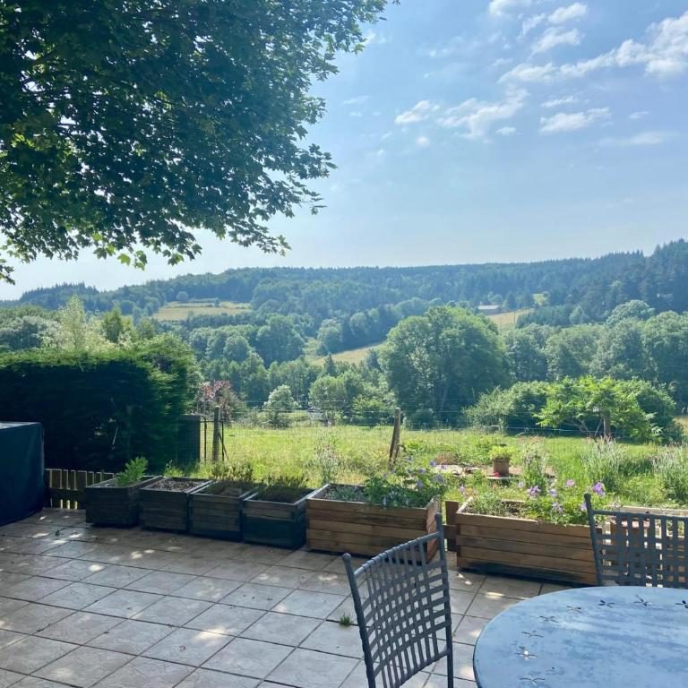 Terrasse du Gîte Déimos avec vue sur la campagne ardéchoise