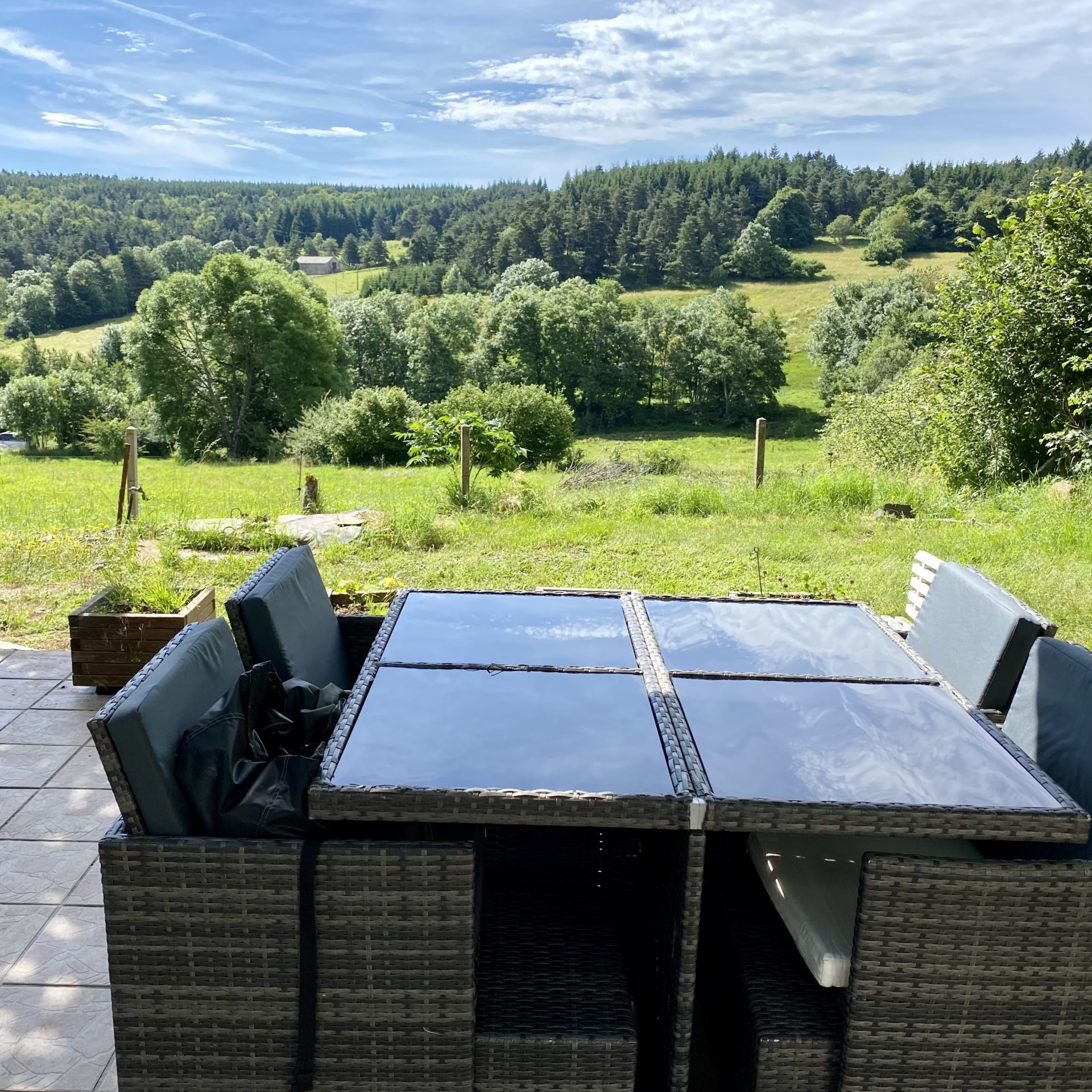 Terrasse du Gîte Déimos avec vue sur la campagne ardéchoise