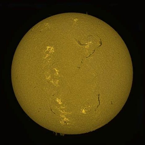Soleil observé en H-alpha montrant des filaments et des protubérances