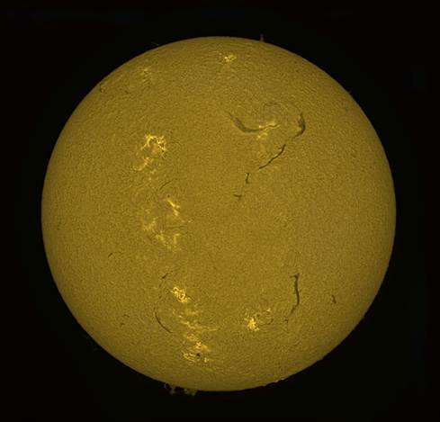 Soleil observé en H-alpha montrant des filaments et des protubérances